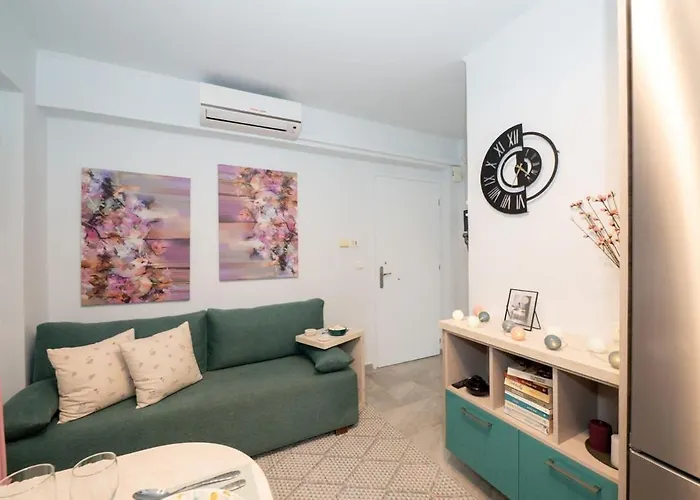 Urban Bloom Oasis - Mini Zen Maison Apartment Akovitika