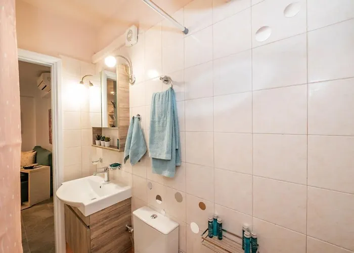 Urban Bloom Oasis - Mini Zen Maison Apartment Akovitika